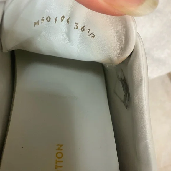 💯 %auth Louis Vuitton White Sneakers with Gold Accents - Picture 6 of 6